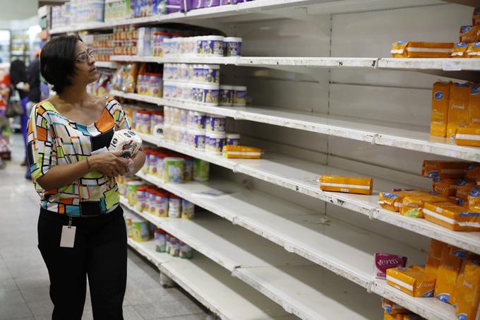 Venezuela je država, ki je zaradi zgrešenih odločitev v zadnjih desetletjih gospodarsko popolnoma odvisna od uvoza nafte. Upad cen nafte je tako povzročil tudi pomanjkanje življenjskih potrebščin, ki se kaže v praznih policah v trgovinah. | Foto: Reuters