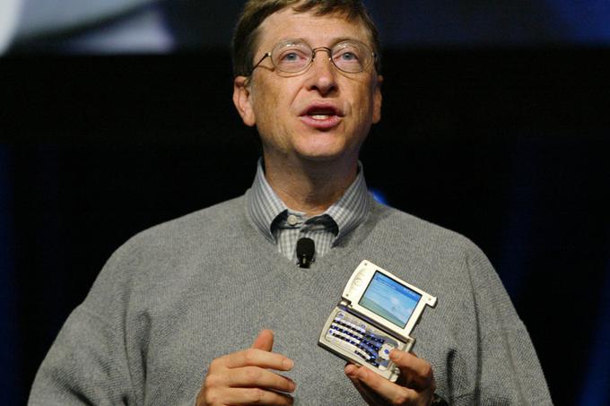 Bill Gates leta 2004 z mobilnim telefonom Motorola MPx, ki je imel naložen operacijski sistem Windows Mobile in je že kazal zametke "pametnega" telefona: z njim je bilo mogoče fotografirati in dostopati do spleta, imel je tudi polno tipkovnico qwerty. | Foto: Reuters
