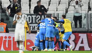 Napoli v sodnikovem dodatku do zmage na derbiju, Atalanta premagala Romo