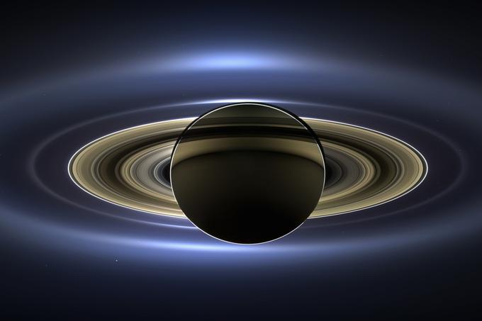 Saturn od "zadaj" (Sonce je na drugi strani planeta). Ena od najbolj ikoničnih fotografij plinastega velikana, ki jih je posnelo plovilo Cassini.  | Foto: Reuters