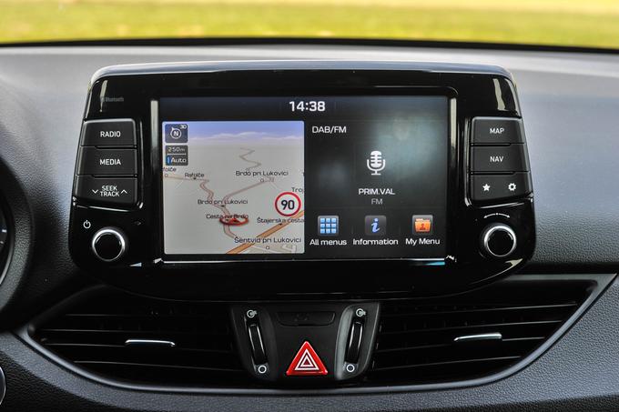 Navigacijski sistem z 8-palčnim zaslonom je serijski že pri stopnjo nižji opremi
premium. Je združljiv s sistemoma Android Auto in Apple CarPlay, marsikateri voznik
pa ceni preprosto upravljanje z radiem in klimatsko napravo, oboje s po dvema
okroglima gumboma. | Foto: Gašper Pirman