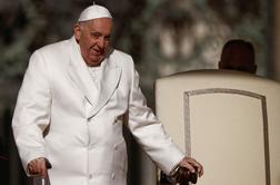 Papež Frančišek bo ostal v bolnišnici