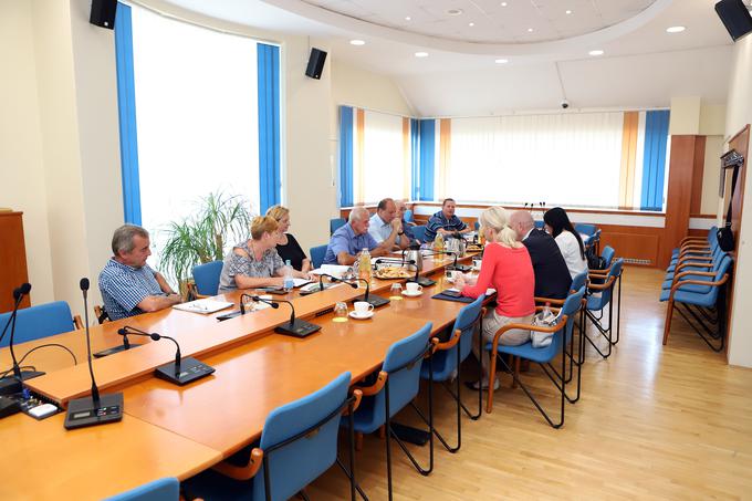 Okoljski minister Simon Zajc se je sestal z lastniki in nasprotniki kompostarne v Ceršaku. | Foto: STA ,