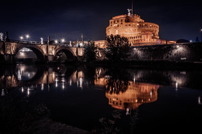 Rim, noč, večer | Srečanje je potekalo v nedeljo zvečer, danes pa so se videoposnetki shoda hitro razširili po družbenih medijih. | Foto Shutterstock