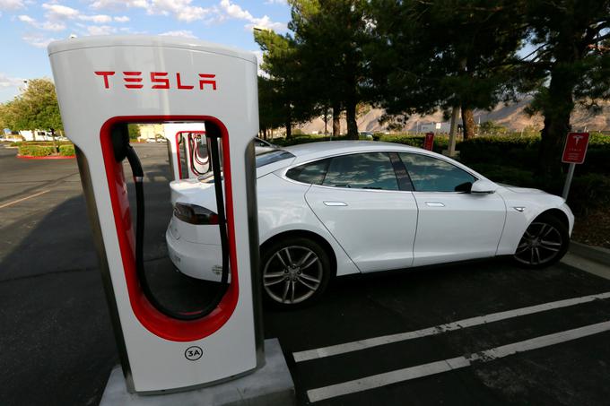 Vabilo na otvoritev tovarne Gigafactory 1 so po poročanju medija Fortune dobili tisti vozniki avtomobila Tesla S, ki so nakup priporočali še petim prijateljem.  | Foto: 