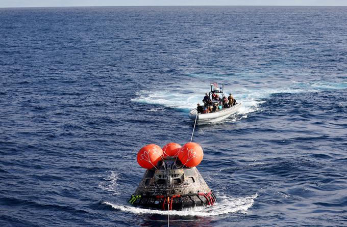 Kapsulo so pustili nekaj ur plavati po Tihem oceanu, da so zbrali potrebno osebje. Ko bo v njej človeška posadka, bodo hitrejši in bodo kapsulo iz vode pobrali po manj kot dveh urah. | Foto: Reuters