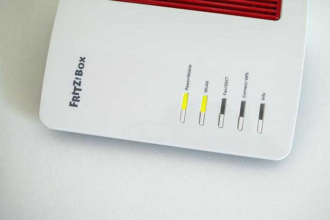 Širokopasovni modem FRITZ!Box 6850 LTE ustvarja povezavo z internerom izključno prek mobilnega omrežja. | Foto: Ana Kovač