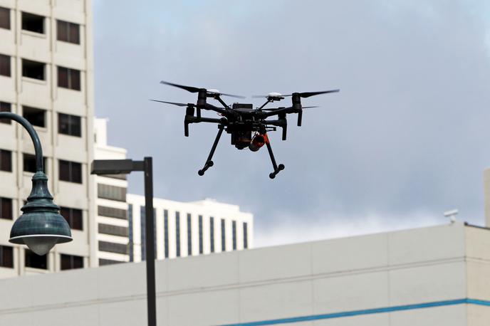 drone brezpilotnik | Tudi droni sodelujejo pri izvajanju ukrepov proti koronavirusu, | Foto Reuters