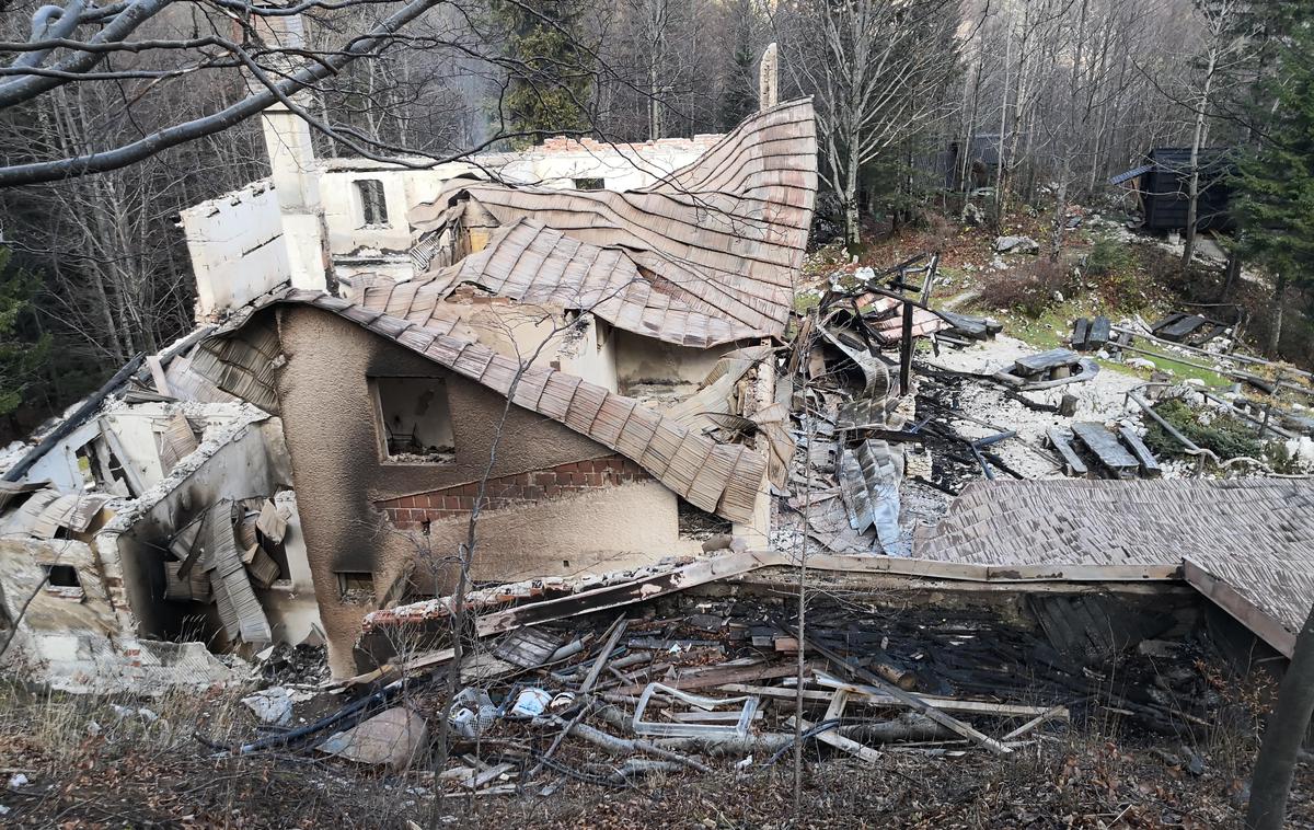 Frischaufov dom | Vzrok za požar, ki je uničil pred kratkim prenovljen Frischaufov dom na Okrešju, naj bi bil znan v prihodnjih dneh.  | Foto Rok Ošep