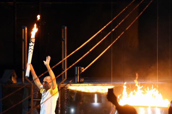 Olimpijski ogenj se je kmalu po slovesnosti z objekta Maracana preselil v središče Ria de Janeira. | Foto: Reuters