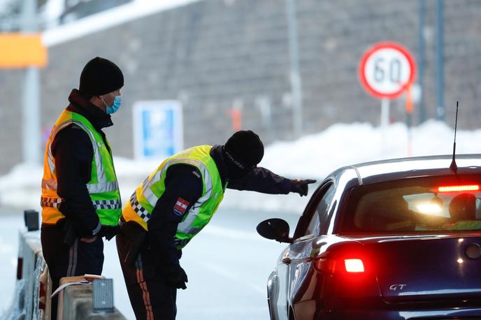 Novi koronavirus v Avstriji | Avstrijska policija je v St. Antonu na Tirolskem oglobila 96 tujcev iz vse Evrope, ki so kršili ukrepe za zajezitev bolezni covid-19. | Foto Reuters