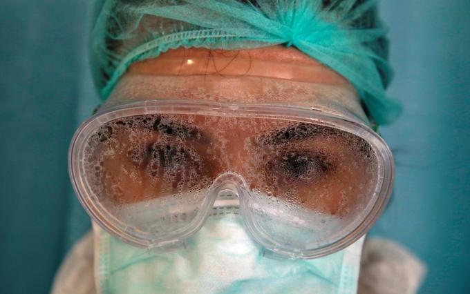 V Rusiji je bilo v zadnjih tednih sicer kar nekaj primerov zdravnikov, ki so dali odpoved zaradi pomanjkljive zaščite za delo s pacienti, pri katerih je bila potrjena okužba z novim koronavirusom.  | Foto: Reuters