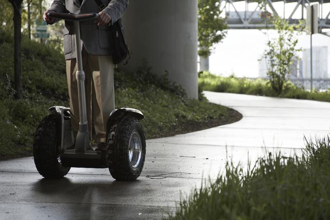2010: Jimi Heselden, lastnik podjetja Segway, ki proizvaja istoimenska dvokolesna futuristična prevozna sredstva, je umrl po padcu s previsa, čez katerega je zapeljal ravno med vožnjo s segwayem. | Foto: Thinkstock