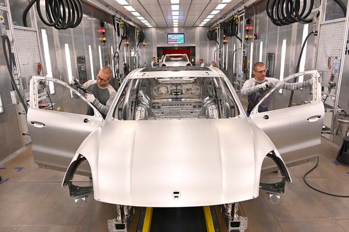 Slovaška je z ugodno davčno politiko privabila številne vlagatelje, zlasti v avtomobilsko industrijo. Slovaški model razvoja z nizkimi davki in razvojem avtomobilske industrije je pozneje prevzela tudi Orbanova Madžarska. Na fotografiji: Volkswagnova tovarna v Bratislavi, kjer izdelujejo avtomobile znamke Porsche. | Foto: Reuters