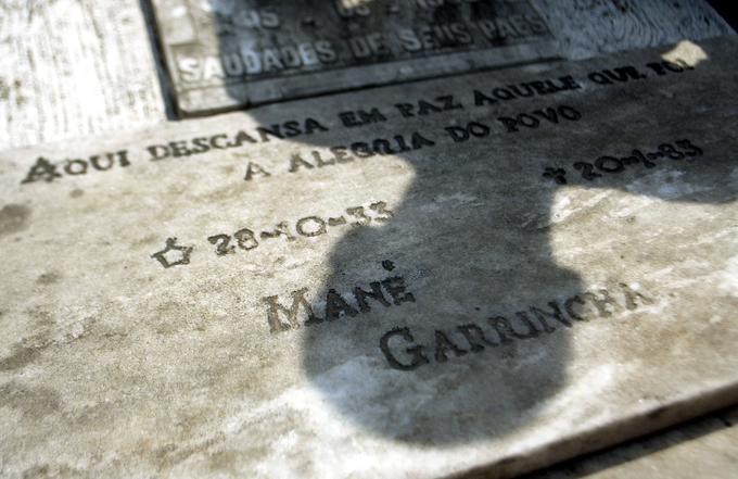 "Tisti, ki je prinašal užitek ljudem," piše na njegovem grobu v Pau Grandeju, kjer je pokopan. | Foto: Reuters