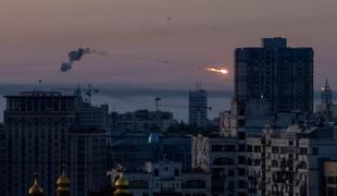 Nov nočni napad na Ukrajino: "Nad Kijev poslano veliko število dronov"