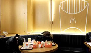 McDonald'si v Hongkongu so polni "McPribežnikov", ljudi, ki tam prenočijo #video