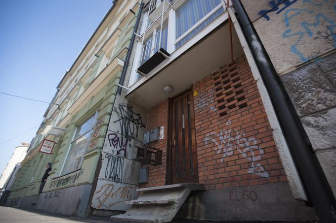 Stavba na Slomškovi 13a bi morala biti kulturno zaščitena, poudarja Tadej Glažer, profesor z ljubljanske  fakultete za arhitekturo, ki je v njej nekaj časa tudi živel. | Foto: Bojan Puhek