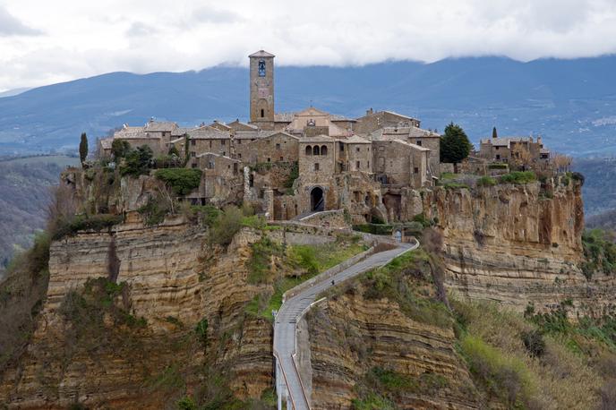 Civita di Bagnoregio | Etruščani so živeli v Etruriji (ozemlje današnje Toskane, zahodne Umbrije in severnega Lacija). V 3. stoletju pred našim štetjem so jih Rimljani dokončno porazili, rimska civilizacija pa je asimilirala etruščansko. Na fotografiji: italijansko mestece Civita di Bagnoregio, ki so ga pred okoli 2.500 leti ustanovili Etruščani. | Foto Guliverimage