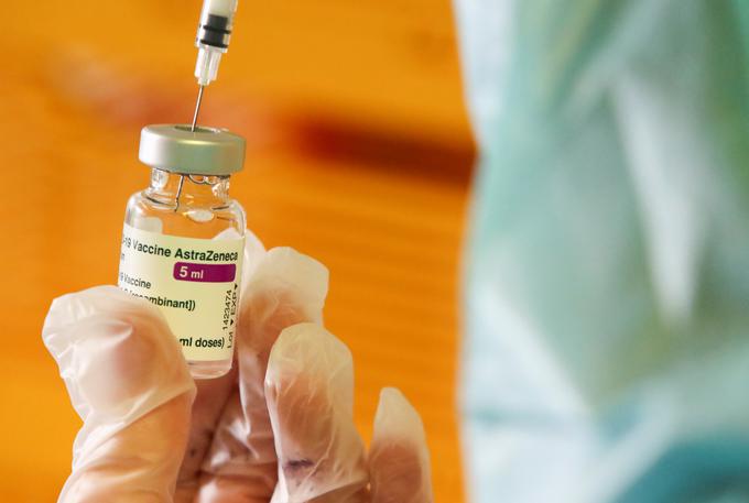 Francoski regulator je danes priporočil, da naj mlajše od 55 let, ki so že prejeli prvi odmerek cepiva proti covidu-18 družbe AstraZeneca, drugič cepijo s cepivom drugega proizvajalca. | Foto: Reuters