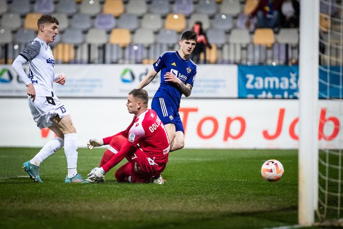 Adnana Golubovića so premagali trije hrvaški legionarji. Drugi gol za Maribor je dosegel Marin Laušić. | Foto: Blaž Weindorfer/Sportida