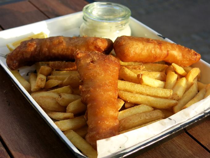 Gigantski fish&chips je bil še najmanj prepričljiva jed med naročenimi. | Foto: Miha First