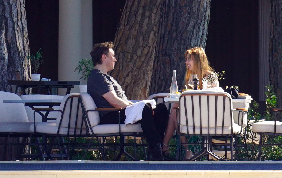 Elon Musk novo dekle | Muska in Bassettovo so opazili v dragi restavraciji, kjer sta pila rosé in jedla ocvrt krompirček. | Foto Profimedia
