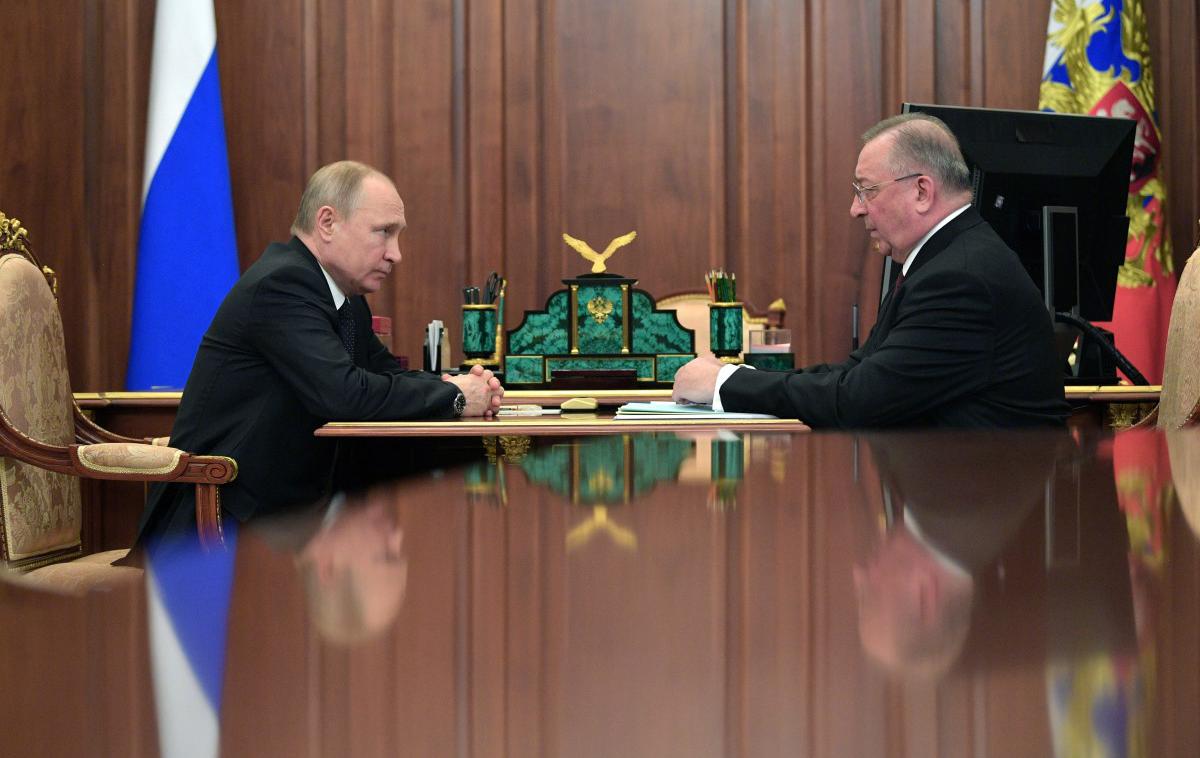 Ruska nafta, naftovod, Putin | Prizor s torkovega srečanja med ruskim predsednikom Vladimirjem Putinom in velikim ruskim naftarjem Nikolajem Tokarevim. Glede na Putinov srep pogled je mogoče sklepati, da je zaradi onesnaženja naftovoda zelo nejevoljen.  | Foto Reuters
