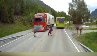 Osupljivo: Kako je tovornjak rešil otrokovo življenje #video