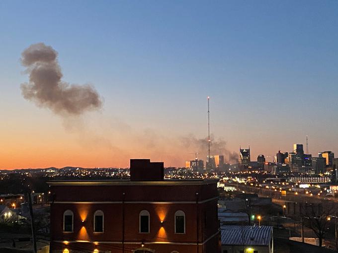 Po eksploziji se je nad mestom vil oblak dima. | Foto: Reuters