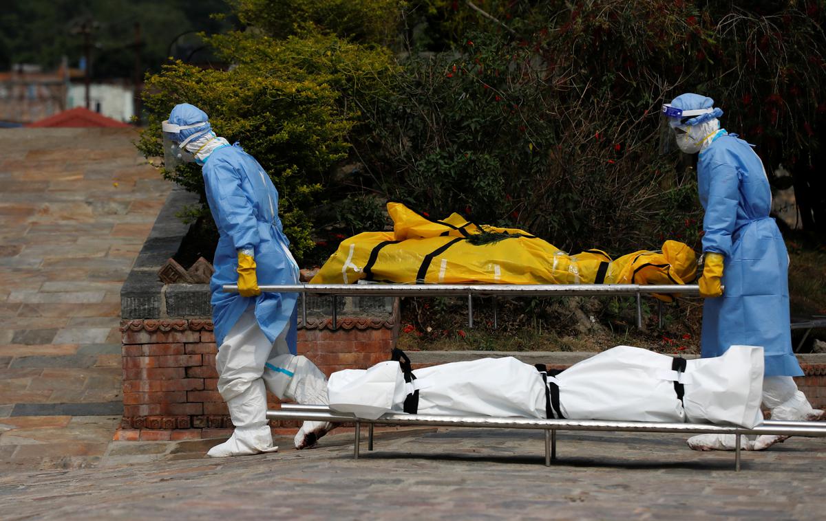 Covid |  WHO ocenjuje, da bi lahko zaradi pandemije covid-19 umrlo od šest do osem milijonov ljudi.  | Foto Reuters