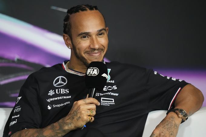 Ob pogovoru o Adrianu Neweyju se je Lewisu Hamiltonu kar smejalo. | Foto: Reuters