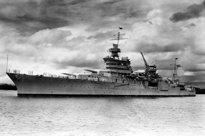 Napad na USS Indianapolis (na fotografiji leta 1937 v oporišču Pearl Harbor) velja za eno največjih tragedij v zgodovini mornarice ZDA, saj je potopitev ladje preživelo samo 317 od skoraj 1.200 članov posadke.  | Foto: Reuters