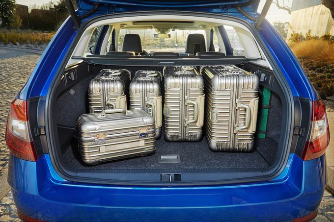Veliko prostora: 590 oziroma 610 litrov (combi) prtljažnika in možnost prevoza skoraj treh metrov dolgih predmetov (2,92 metra notranje dolžine). | Foto: Škoda