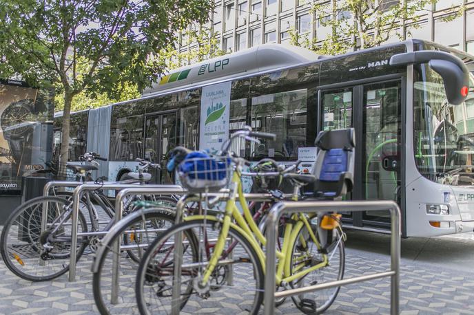 mestni avtobus | Jeseni se bo dalo voznino plačevati neposredno s plačilnimi karticami, kar bo potovanja olajšalo predvsem občasnim uporabnikom javnega potniškega prometa.   | Foto Bojan Puhek