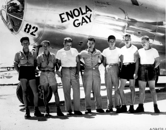 Atomsko bombo je ameriška vojska zaupala posadki bombnika B-29 Superfortress. Letalo je bilo znano po vzdevku Enola Gay, kar je bilo ime mame pilota Paula Tibbetsa. Posadka Enole Gay, izbrana za bombardiranje Hirošime, je štela 12 mož. Zadnji član posadke, navigator Theodore Van Kirk, je umrl konec julija 2014. Star je bil 93 let, kar pomeni, da je prvi gobasti oblak v zgodovini vojskovanja videl kot 24-letnik. | Foto: Reuters