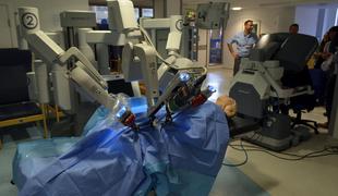 Tudi roboti v bolnišnici lahko delajo napake. Kako varni so pacienti v celjski bolnišnici?