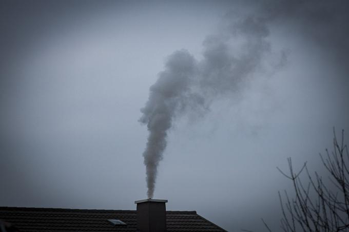 "Če bodo peči pravilno vgrajene, če bo dovod zraka urejen, se ne bodo dogajale takšne stvari," opozarja dimnikar Simon Dovrtel.  | Foto: Bojan Puhek