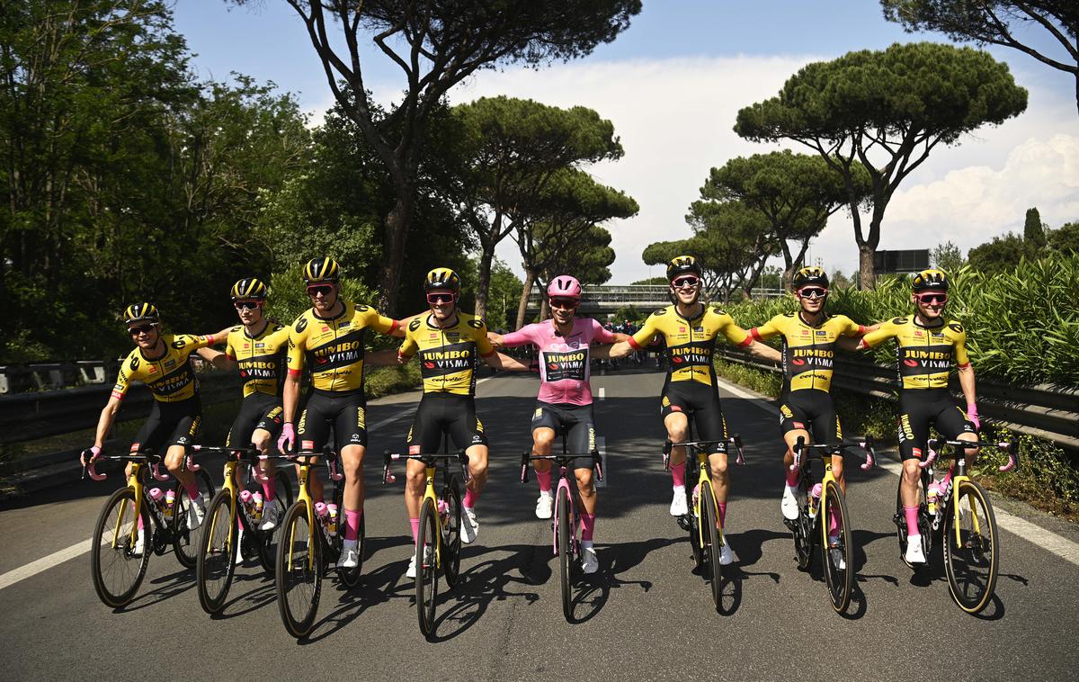 Primož Roglič Giro 2023 | Primož Roglič in njegovi kolegi iz Jumbo-Visme še praznujejo zmago na Dirki po Italiji, kolesarski svet pa Zasavca že seli v drugo ekipo. | Foto Fabio Ferrari/LaPresse/Sipa USA via Reuters Connect