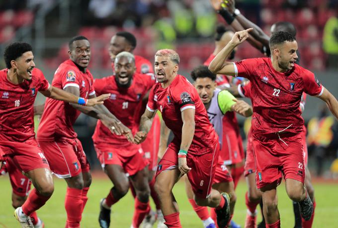 Na zadnji tekmi osmine finala afriškega prvenstva je zmagovalca odločila osma serija strelov, odločilen gol je zabil Santiago Eneme, za Mali pa je zgrešil Falaye Sacko. | Foto: Reuters
