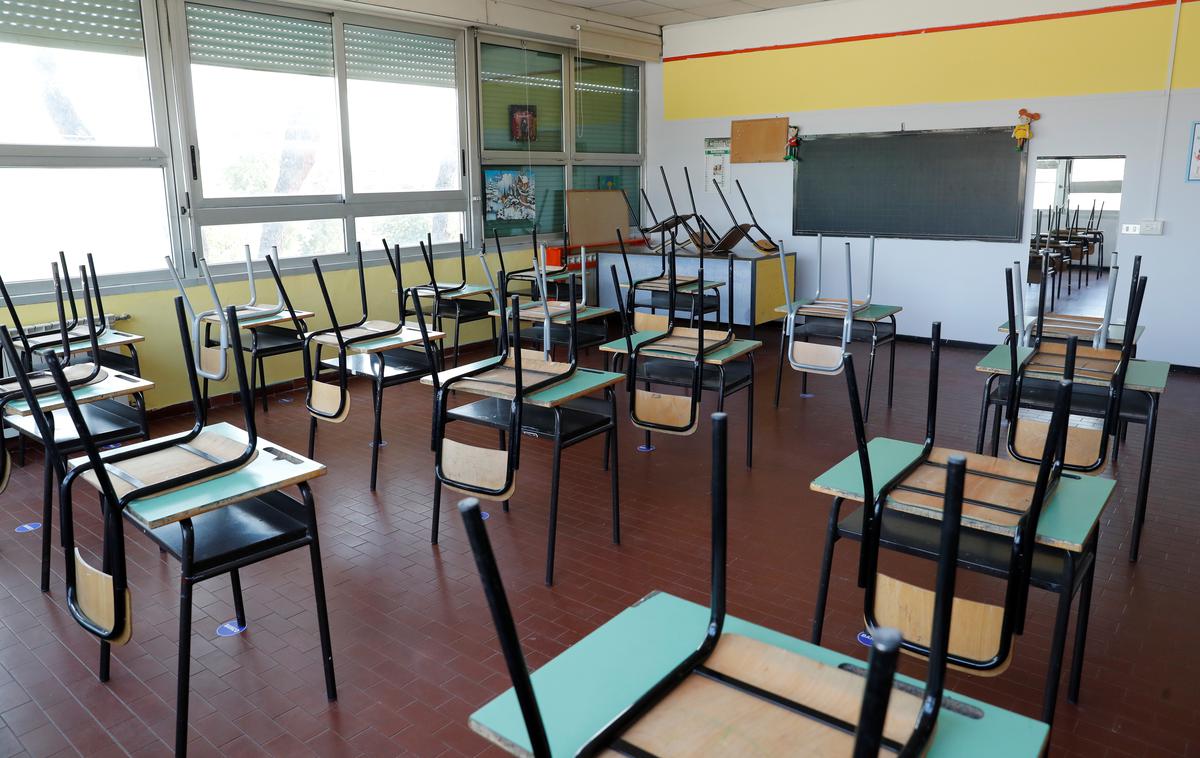 Zaprte šole v Italiji | V Italiji so zaradi porasta okužb z novim koronavirusom v ponedeljek spet zaprli šole. | Foto Reuters