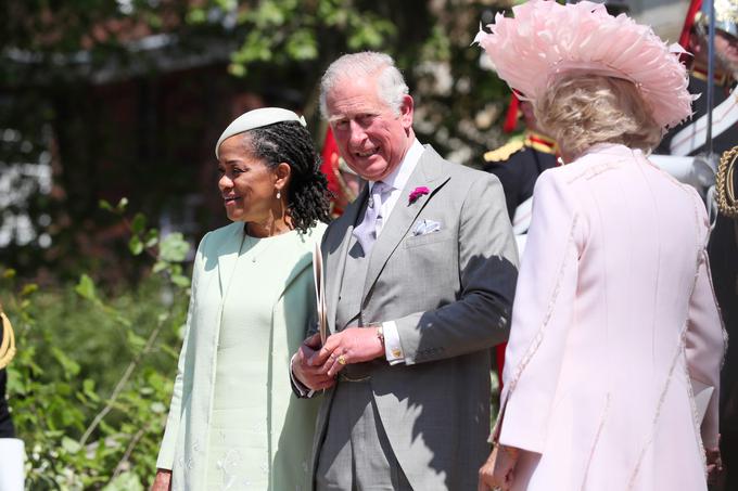 Kot priči sta na certifikatu navedena Meghanina mama Doria in Harryjev oče, princ Charles, kot je lahko videl ves svet. | Foto: Reuters