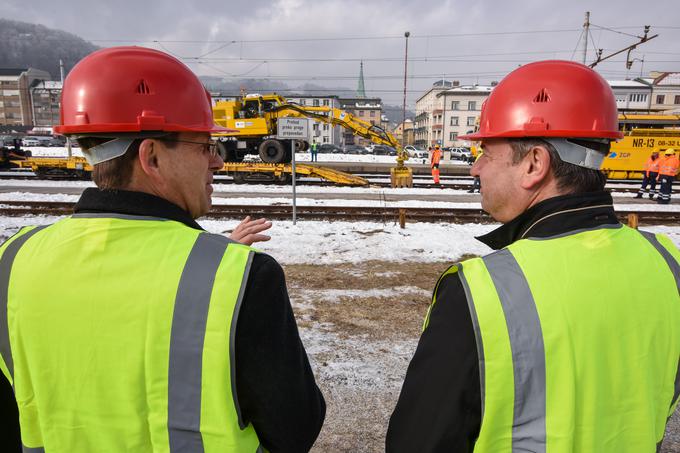 Nadgradnja proge Zidani most–Celje najavlja začetek preporoda slovenskih železnic, je ob začetku projekta januarja 2017 dejal takratni premier Miro Cerar (levo, desno njegov infrastrukturni minister Peter Gašperšič). | Foto: STA ,