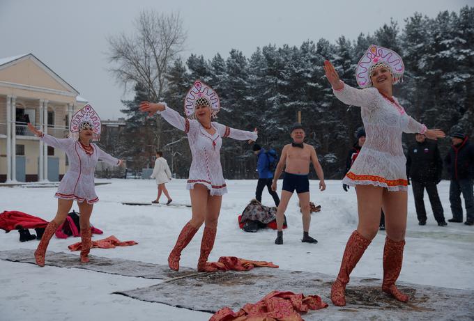 Polarni mraz Rusov ne ovira pri tradicionalnem zimskem kopanju. Takole so se z nizkimi temperaturami spopadli plavalci v Podolsku, južno od Moskve. | Foto: Reuters