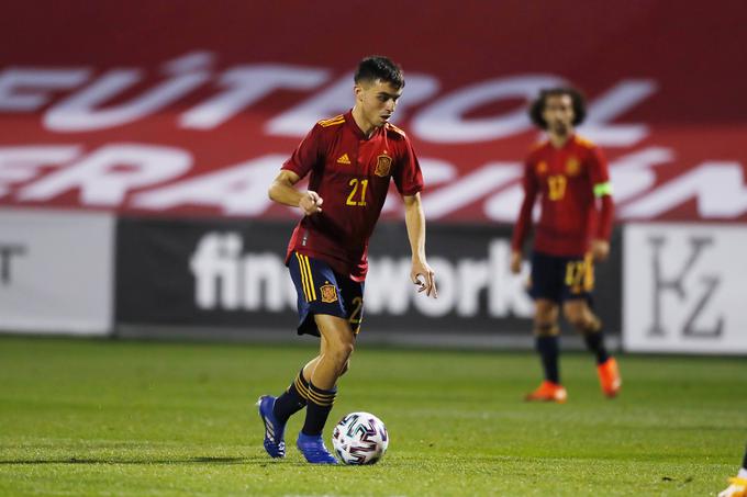 V mladi španski reprezentanci, ki bo letos v Sloveniji in na Madžarskem branila evropski naslov, kar mrgoli priznanih nogometašev. Eden najbolj znanih je zagotovo dragulj Barcelone, komaj 18-letni Pedri. | Foto: Reuters