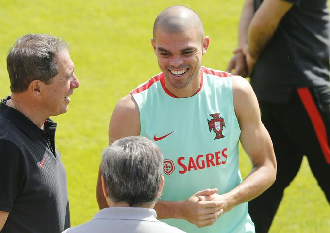 Pepe je bil na petkovem treningu, ki ga Portugalska opravlja na jugu Pariza, nasmejan. | Foto: Reuters