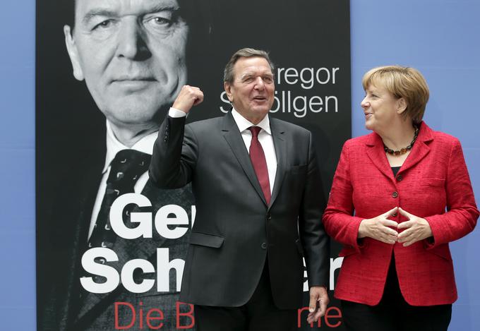 Socialdemokrat Schröder je oral in sejal, sadove njegovega dela pa je uživala krščanska demokratinja Merklova. Tako bi lahko z malce šaljivimi besedami opisali "produkcijski odnos" med tema dvema voditeljema Nemčije. Na fotografiji Merklove s Schröderjem vidimo svojevrstni vizualni zaščitni znak nemške kanclerke - značilna drža njenih rok. To držo rok so Nemci poimenovali romb Merklove, mediji iz angleško govorečih držav pa diamant Merklove ali trikotnik moči.   | Foto: Guliverimage/Vladimir Fedorenko