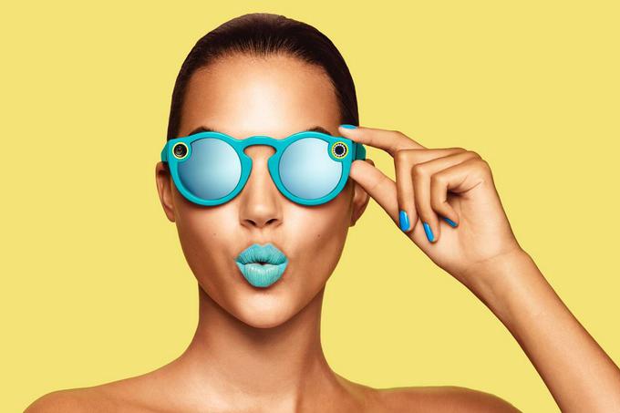 Spieglovo podjetje bo bržkone še pridobilo vrednost, če se bo izkazalo, da očala Spectacles, ki jih je mogoče uporabljati v kombinaciji z aplikacijo Snapchat in ki jih je Spiegel prvič pokazal lani jeseni, niso polomija. Foto: Snapchat | Foto: 