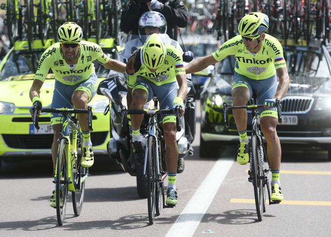 Tour de France je bogat izvir zgodb, ki v medijih in med oboževalci kolesarstva vedno naletijo na obilo pozornosti. (Na fotografiji: Alberto Contador po poškodbi na lanskem Touru prihaja v cilj s pomočjo ekipnih kolegov).  | Foto: Reuters