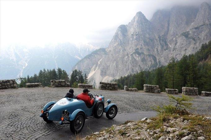 Pred šestimi leti je prek Vršiča potekala današnja izvedba avstrijskega Alpenfahrta, ki je spomnila na avtomobilske pionirske začetke pred dobrim stoletjem. | Foto: Gregor Pavšič